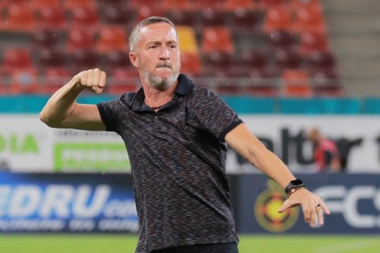 Cine ar fi decis, de fapt, ca Radaslavescu să fie înlocuit în minutul 28 cu Farul. MM Stoica a izbucnit: ”Gigi nu a dictat!” / ”Cum adică umilit?”
