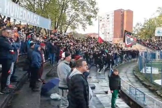 Imagini impresionante cu galeria CFR-ului la Hunedoara! Câți suporteri clujeni au venit să îi susțină pe jucătorii lui Adi Mutu