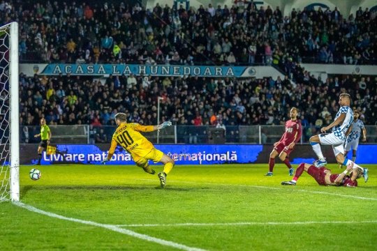 Ce s-a întâmplat când jucătorii CFR-ului s-au dus la galerie, după umilința cu Corvinul. Un fotbalist a început să plângă, altul și-a atacat colegul! + Decizia luată de Adi Mutu la final