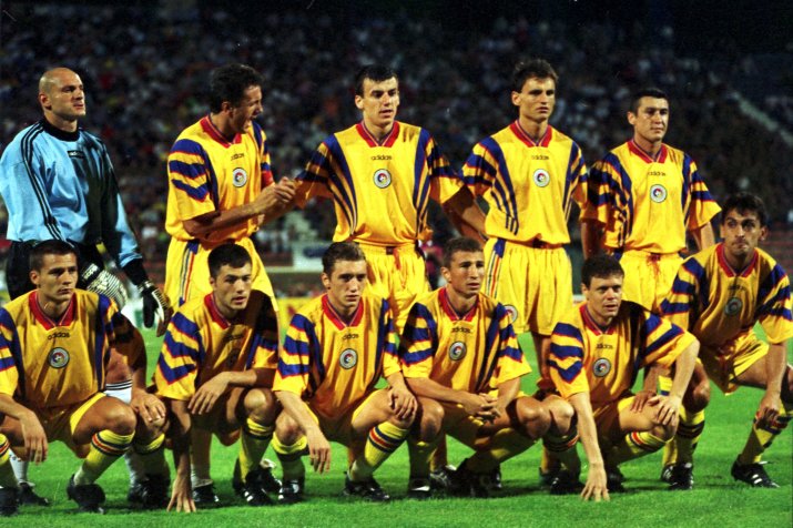 Ilie (al doilea din stânga, la rândul de jos), titular în România - Macedonia 4-2, din 1997