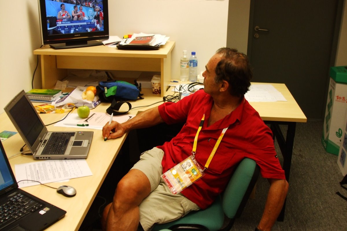 Octavian Vintilă a fost sportiv de performanță la scrimă, în proba de sabie