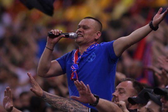 Explicația incredibilă a lui Gheorghe Mustață după ce suporterii FCSB-ului au aruncat cu obiecte în Jakub Hromada. Rapidistul era scos pe targă