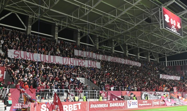 Mesaj de ”La multi ani” adresat lui Marius Sumudica de catre galeria rapidistă, la meciul dintre Rapid Bucuresti si FC Hermannstadt, martie 2023.