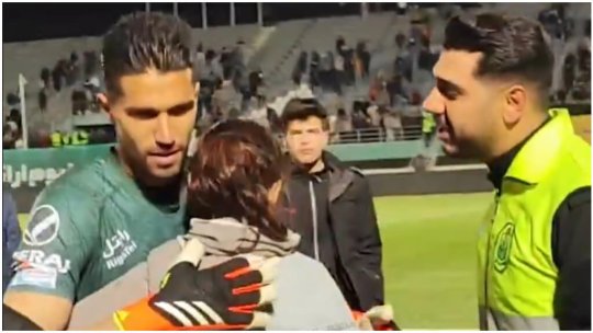 A luat în brațe o fană intrată pe teren apoi a fost sancționat și amendat