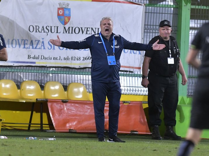Șumudică a antrenat-o ultima oară în Superligă pe CFR Cluj, în stagiunea 2021-2022