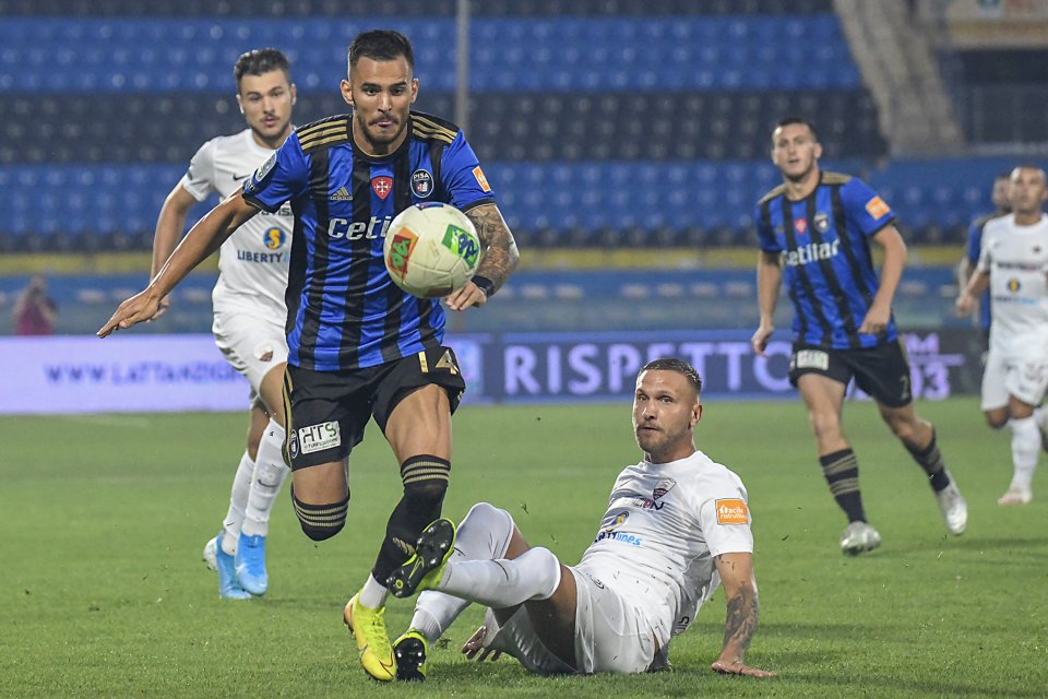 Marius Marin (stânga, Pisa) este atacat de Stefano Scognamillo (dreapta, jos) în meciul din Serie B SC Pisa vs. Trapani Calcio, Arena Garibaldi, Pisa, Italia, 17 iulie 2020