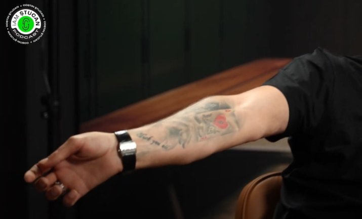 Tamaș și-a tatuat un mesaj ofensator pe mâna dreaptă