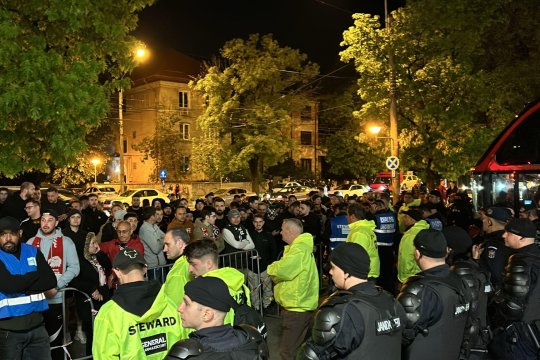 Probleme pentru jucătorii lui Dinamo după remiza cu Voluntari! Jandarmeria, nevoită să intervină. Ce s-a întâmplat: ”Duceți-vă acasă!” + Dialogul purtat de fani cu Patriche