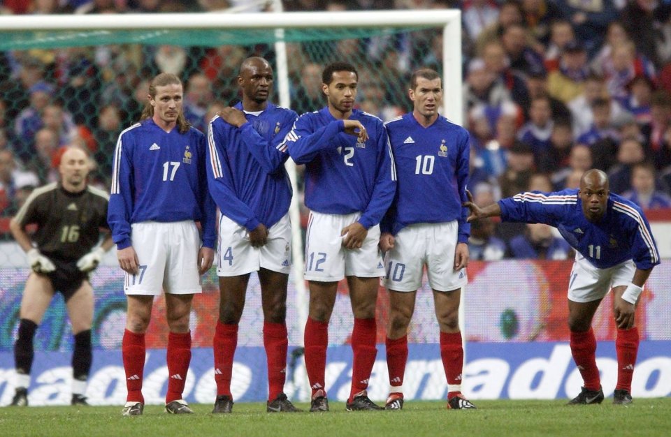 Fabien BARTHEZ (plan îndepărtat), Emmanuel PETIT, Patrick VIEIRA, Thierry HENRY, Zinedine ZIDANE și Sylvain WILTORD (de la stânga la dreapta) în zid, în meciul amical Franța - Scoția 5-0, Paris, Franța, 27 martie 2002