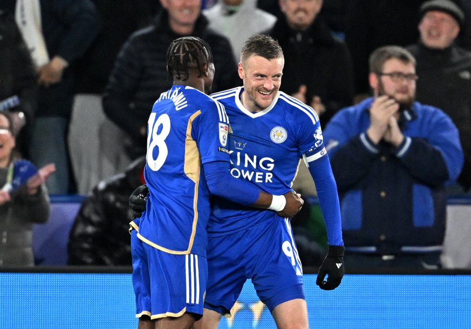 Abdul Fatawu îl felicită pe Jamie Vardy (de la stânga la dreapta) pentru golul marcat în partida Leicester City - Southampton 5-0, The King Power Stadium, Leicester, Anglia, 23 aprilie 2024