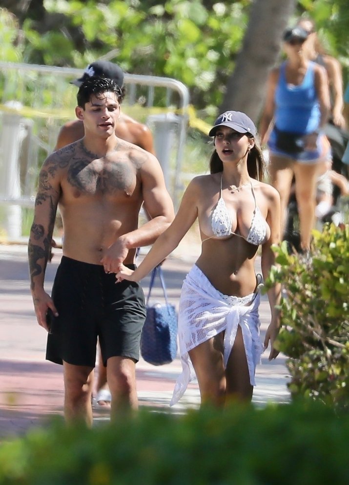 Ryan Garcia și Grace Boor, plimbare romantică pe plajă