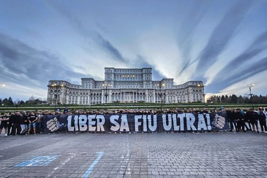 Fără precedent! Ultrașii Stelei și ai lui Dinamo au făcut front comun! După ce s-au bătut pe Arcul de Triumf, s-au pozat împreună și au transmis: ”Putem 'să mulțumim' jandarmeriei”