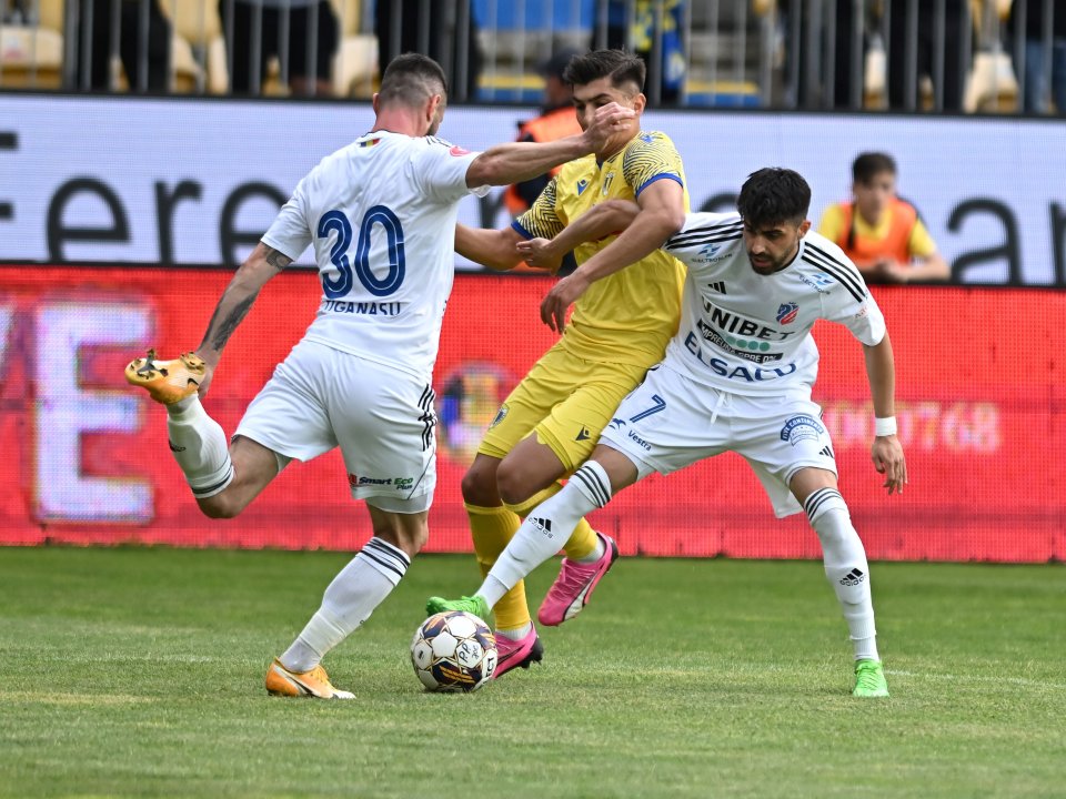 Alexandru Țigănașu, Alexandru Musi (în galben, Petrolul) și Sebastian Mailat (de la stânga la dreapta) în meciul de fotbal dintre Petrolul Ploiești și FC Botoșani, din cadrul play-out-ului Superligii Superbet, desfășurat pe Stadionul ”Ilie Oană” din Ploiești, 29 aprilie 2024