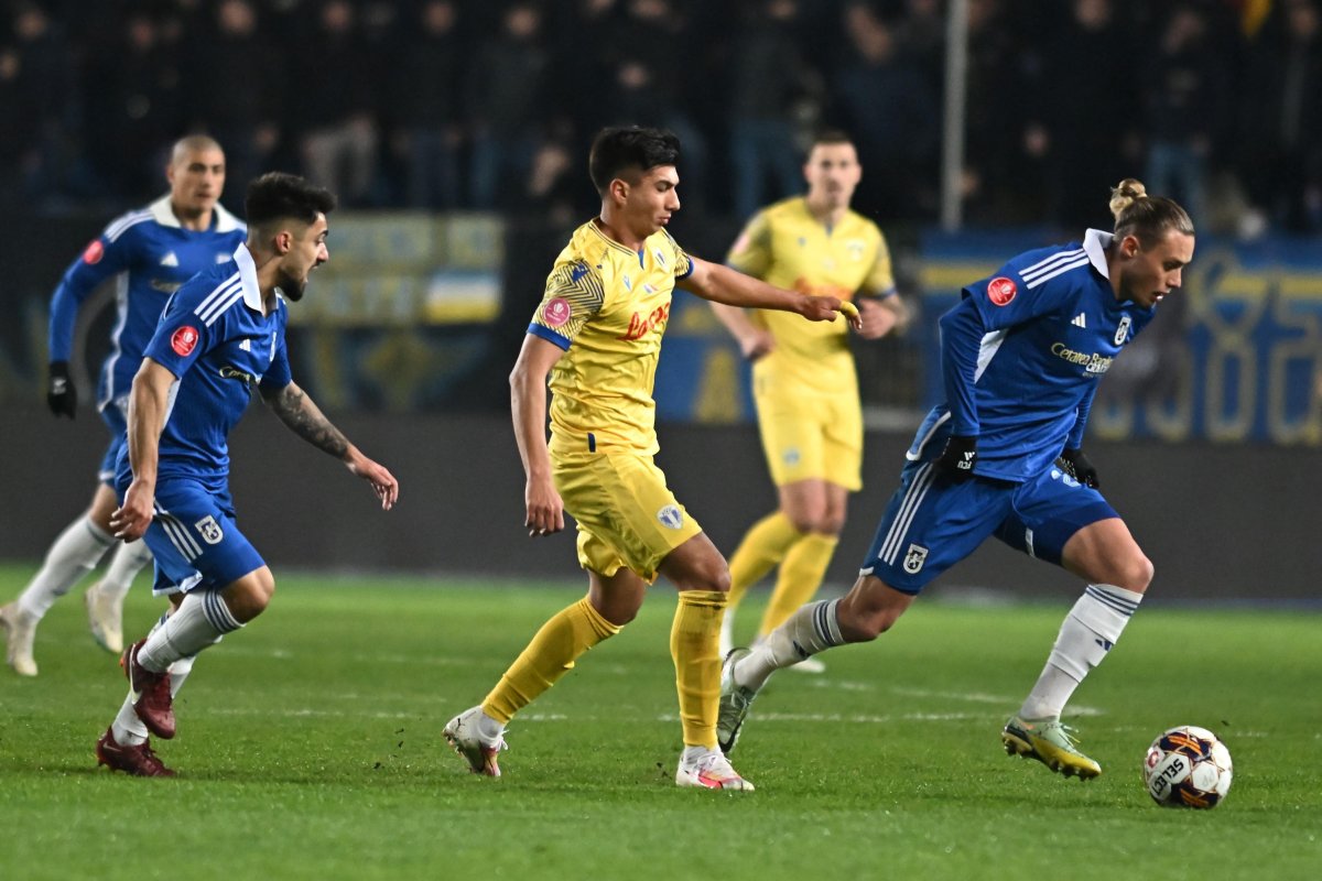 Alexandru Negru, Alexandru Musi și William Baeten (de la stânga la dreapta, în prim plan) în meciul de fotbal dintre Petrolul și FC U Craiova, contând pentru play-out-ul Superligii Superbet, desfășurat pe Stadionul ”Ilie Oană” din Ploiești, 18 martie 2024
