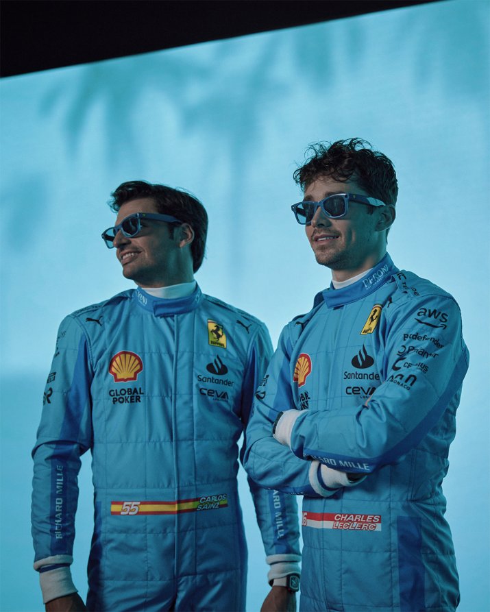Piloții Ferrari Carlos Sainz și Charles Leclerc în combinezoanele special create pentru Marele Premiu de la Miami