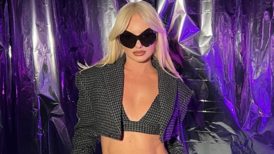 S-a afișat cu George Pușcaș, dar a ales un milionar străin. Alexandra Stan, surprinsă în brațele noului iubit