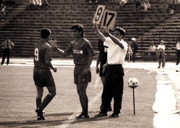 Instantaneu de colecție, din octombrie 1993: Marius îl înlocuiește pe Adi Ilie pe finalul partidei U Craiova - Steaua 3-1, iar cel care anunță schimbarea e Tudorel Stoica, pe atunci secund al roș-albaștrilor