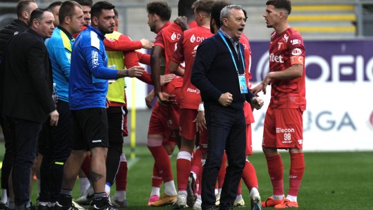 Mircea Rednic face plecăciuni în fața copiilor din tribune: ”Nu îmi imaginam așa atmosferă. Au un merit mare la această victorie”