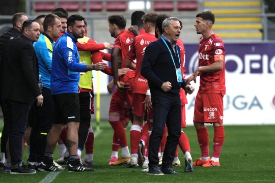 Mircea Rednic face plecăciuni în fața copiilor din tribune: ”Nu îmi imaginam așa atmosferă. Au un merit mare la această victorie”