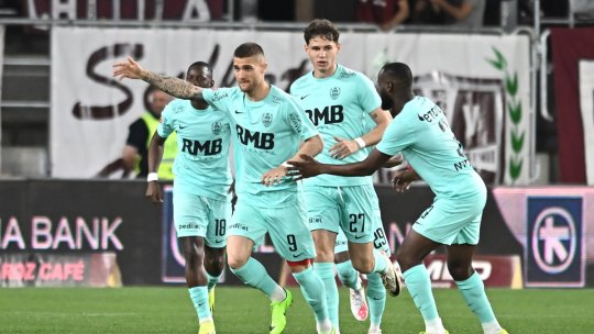 Probleme pentru CFR! Fotbalistul care a strălucit cu Rapid a fost scos cu targa din teren