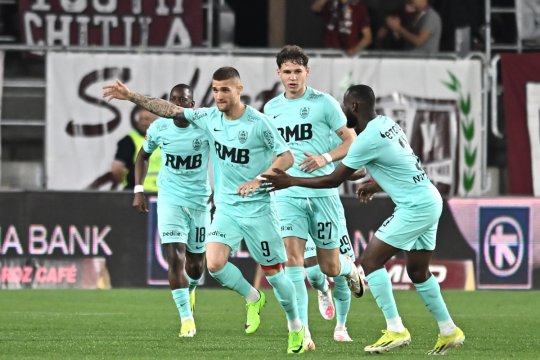 Probleme pentru CFR! Fotbalistul care a strălucit cu Rapid a fost scos cu targa din teren