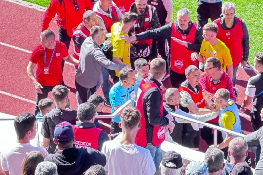 Scandal uriaș la finalul meciului Hermannstadt - U Cluj! Stafful sibienilor, aproape să se ia la bătaie cu jucătorii lui Sabău