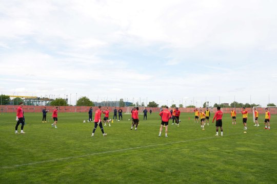 Așa se pregătesc campionii de la FCSB: fotbal cu minge de tenis sau rugby și voie bună la baza din Berceni! Târnovanu și Vlad, atacanții de ocazie + Principalii absenți