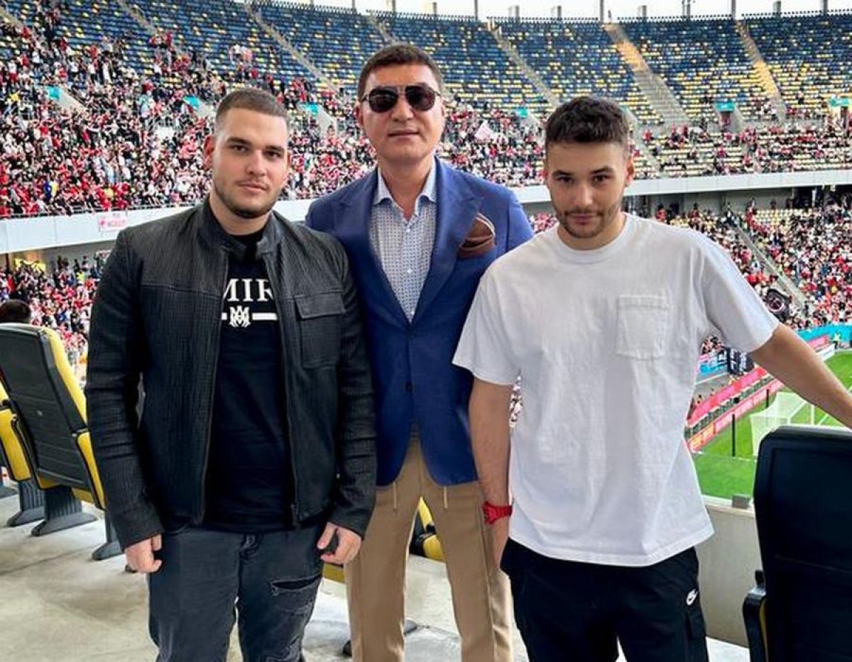 Cristi Borcea, alături de doi dintre fii săi, Angelo și Patrick Borcea