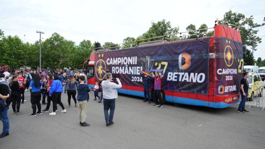 Mesaj pentru CSA Steaua? Fanii FCSB au dat năvală să facă poză cu autocarul echipei. Inscripția care i-a încântat pe suporteri