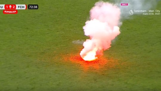 Imaginile neputinței! Cum a fost surprins Adrian Mititelu la FCU Craiova - Hermannstadt + Partida a fost întreruptă, iar jucătorii trimiși la vestiare din cauza fanilor!