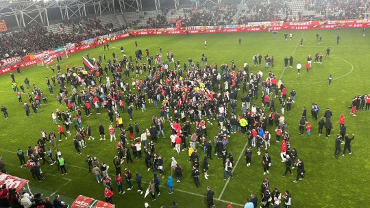 Suporterii lui Dinamo au invadat terenul după victoria cu UTA! Cum a reacționat Zeljko Kopic la final