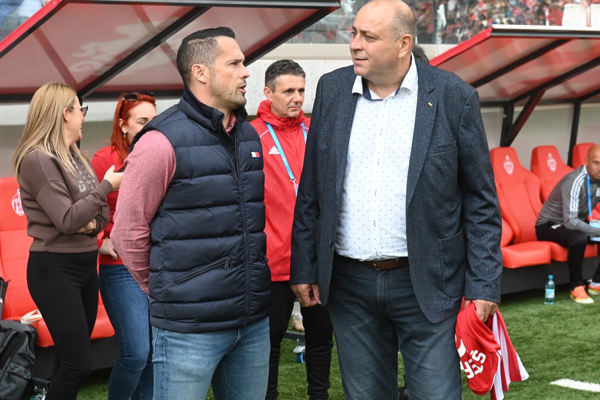 Attila Hadnagy, în stânga, alturi de patronul Laszlo Dioszegi