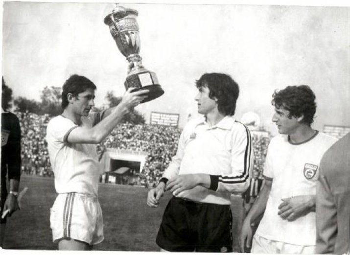 Alături de "Țețe" Moraru și de Ion Marin, prezentând suporterilor un trofeu