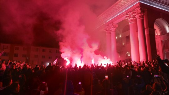 Sărbătoare în plină noapte la Hunedoara. Fanii Corvinului s-au strâns în oraș să petreacă alături de jucătorii care au scris istorie