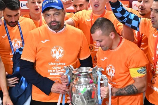 “Cum i-a făcut Maxim pe jucătorii Corvinului să renunțe la băutură și să câștige Cupa”. Ștucan scrie despre antrenorul-minune care a depășit deja performanțele lui Lucescu la Hunedoara