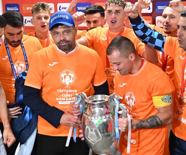 Florin Maxim alături de jucătorii săi, după câștigarea Cupei