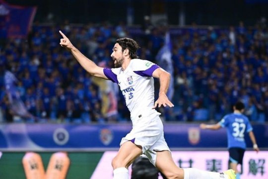 În timp ce Gigi Becali caută un atacant pentru FCSB, cel pe care l-a dat afară surprinde în China. Andrea Compagno, hat-trick de senzație