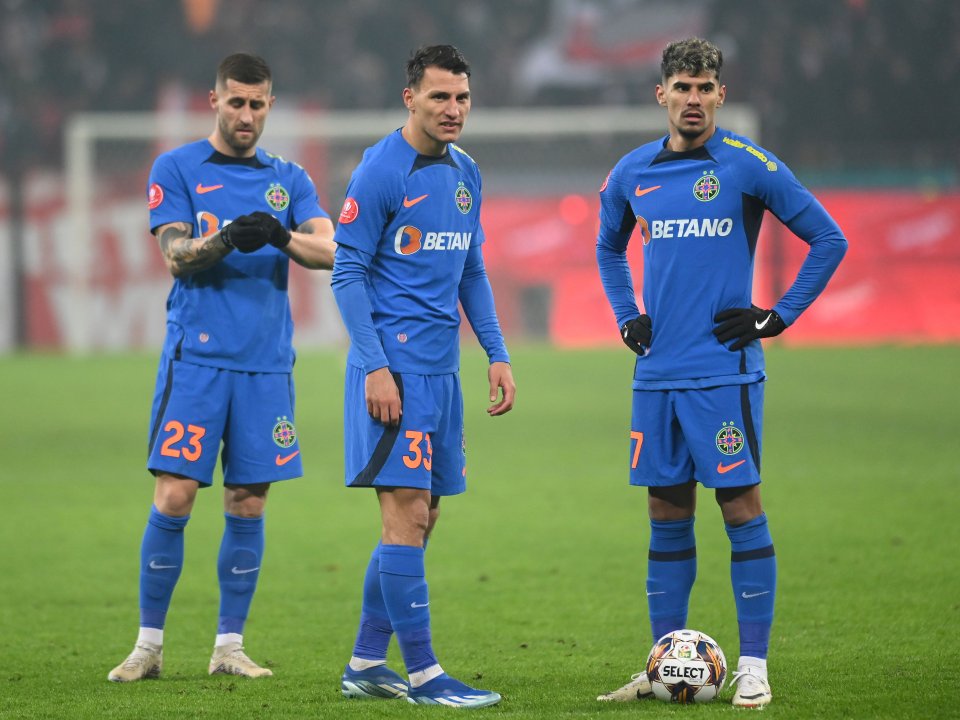 Ovidiu Popescu, Risto Radunovic si Florinel Coman (toți FCSB, de la stânga la dreapta) înaintea executării loviturii libere din care a marcat ultimul, în meciul de fotbal dintre Dinamo si FCSB, din cadrul Superligii Superbet, desfășurat pe Arena Națională din București, 26 noiembrie 2023