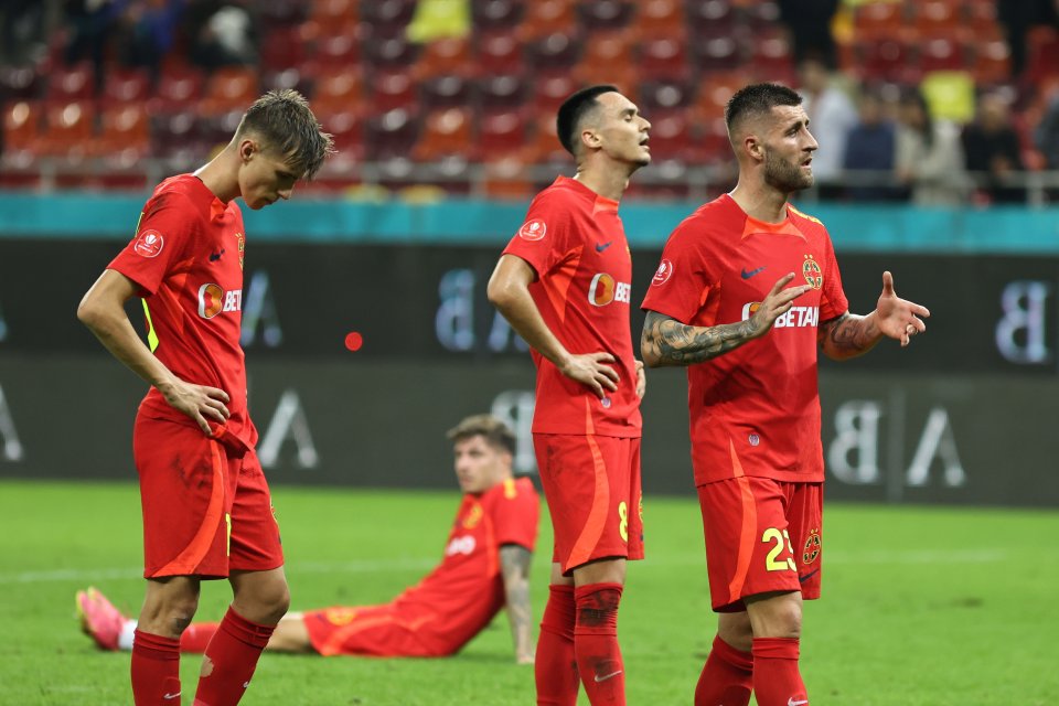 Octavian  Popescu, Adrian Șut și Ovidiu Popescu ( toți FCSB, de la stânga la dreapta) la finalul meciului de fotbal dintre FCSB și FC VOLUNTARI, contând pentru SUPERLIGA SUPERBET, desfășurat pe Stadionul Arena Națională din București, 22 octombrie 2023