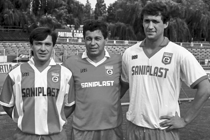 Lucescu și două dintre "Ghetele de Aur" fabricate la Dinamo: Mateuț (1989, 43 de goluri) și Cămătaru (1987, 44 de goluri)