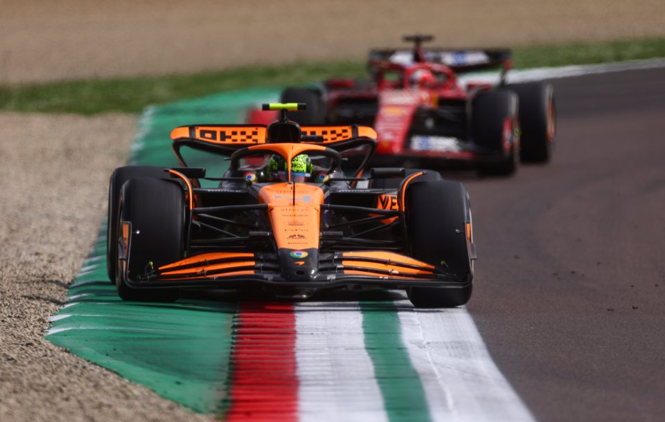 Lando Norris (McLaren Mercedes) conduce în fața lui Charles Leclerc (Ferrari) în Marele Premiu de F1 de la Imola, Italia, 19 mai 2024