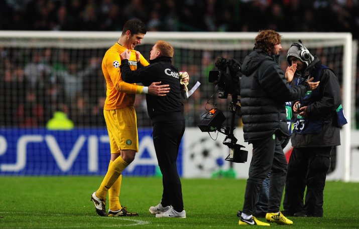 Neil Lennon felicitându-și portarul, pe Fraser Forster, după victoria istorică cu Barcelona