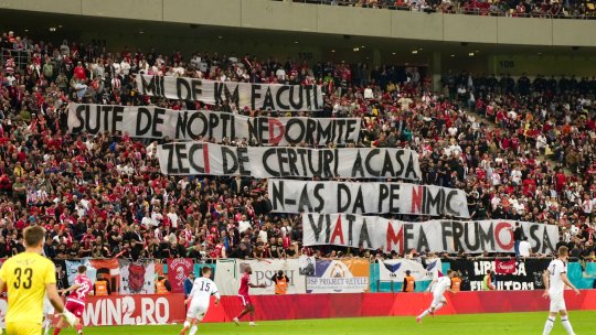 ”Faceți Dinamo mare din nou!” Mesajele afișate de fanii alb-roșiilor la baraj. Atmosferă senzațională creată de cei 35.000 de ”câini”