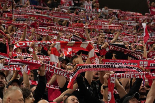 Intervenție în forță a Jandarmeriei contra suporterilor de la Peluza Sud Dinamo. De la ce a pornit totul