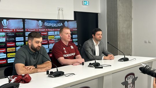 L-a lăsat cu mâna întinsă! Gafa de protocol făcută de Victor Angelescu la prezentarea lui Neil Lennon | VIDEO