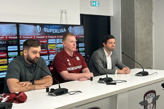 L-a lăsat cu mâna întinsă! Gafa de protocol făcută de Victor Angelescu la prezentarea lui Neil Lennon | VIDEO