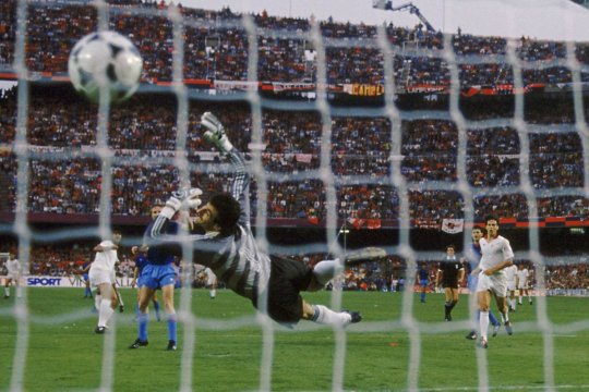 iAM Retro > 35 de ani de la cel mai dubios meci al Stelei, 0-4 cu AC Milan: "Unora li s-a urcat sifonul la cap!" + "Bumbescu golea pivnițele, Hagi se poate rata, arțagul lui Lăcătuș e inimaginabil!"