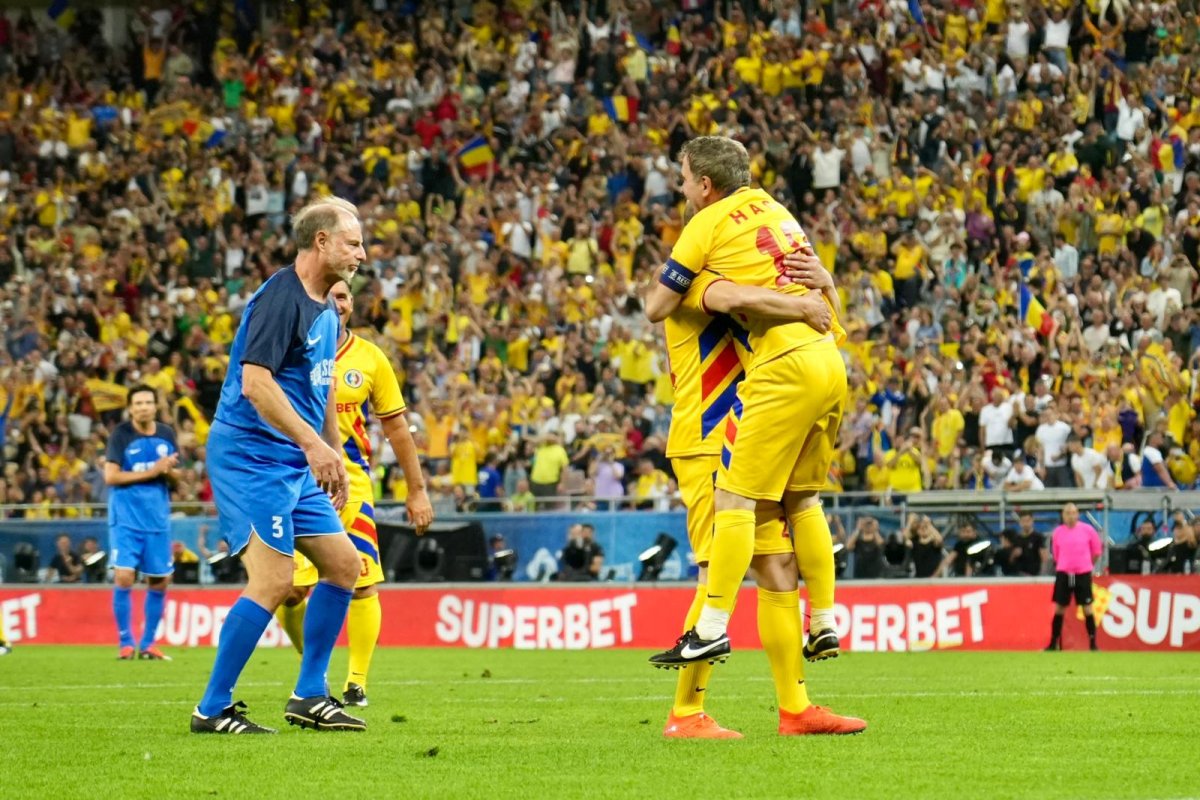 Hagi, îmbrățișat după ce a marcat golul de 2-2 din lovitură de la 11m