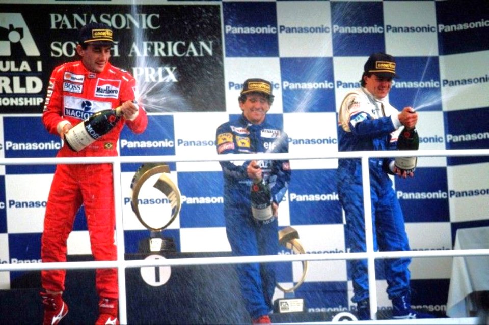 Mark Blundell (dreapta), alături de Ayrton Senna și Alain Prost, pe podiumul Marelui Premiu al Africii de Sud 1993