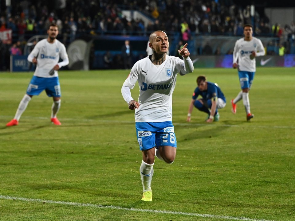 Alexandru Mitriță se bucură dupa un gol marcat în meciul de fotbal dintre Farul Constanța și Universitatea Craiova, contând pentru Play off-ul Superligii Superbet, desfășurat pe Stadionul central al Academiei Gheorghe Hagi din Ovidiu, 13 mai 2024